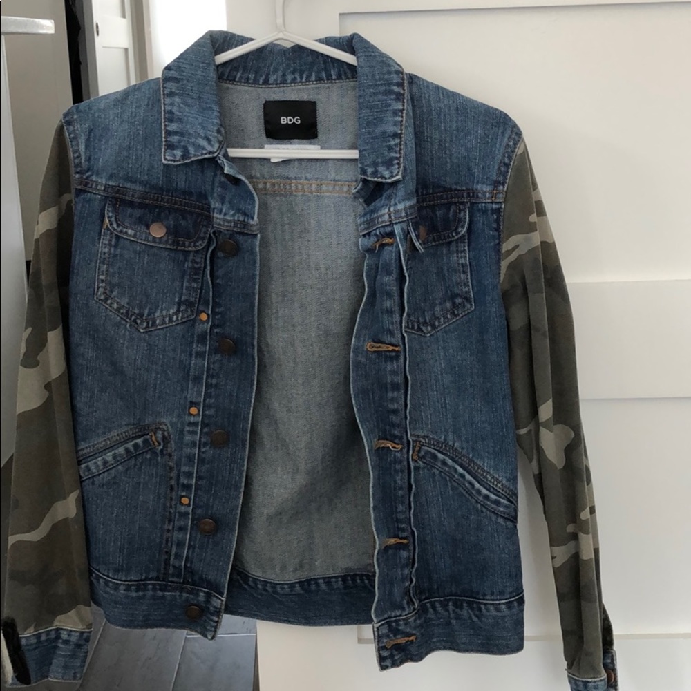 Camo sleeve jean jacket
